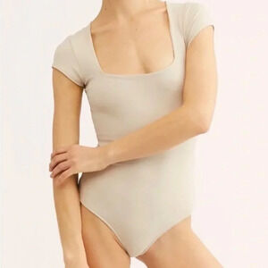 NEW House‎ of Harlow 1960 Short sleeve Square neck body suit Almond Nude / tan